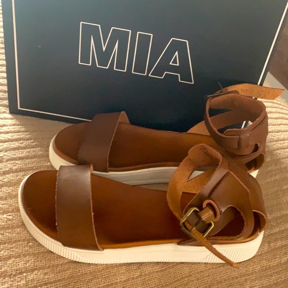 MIA new in box - Ellen Sandals